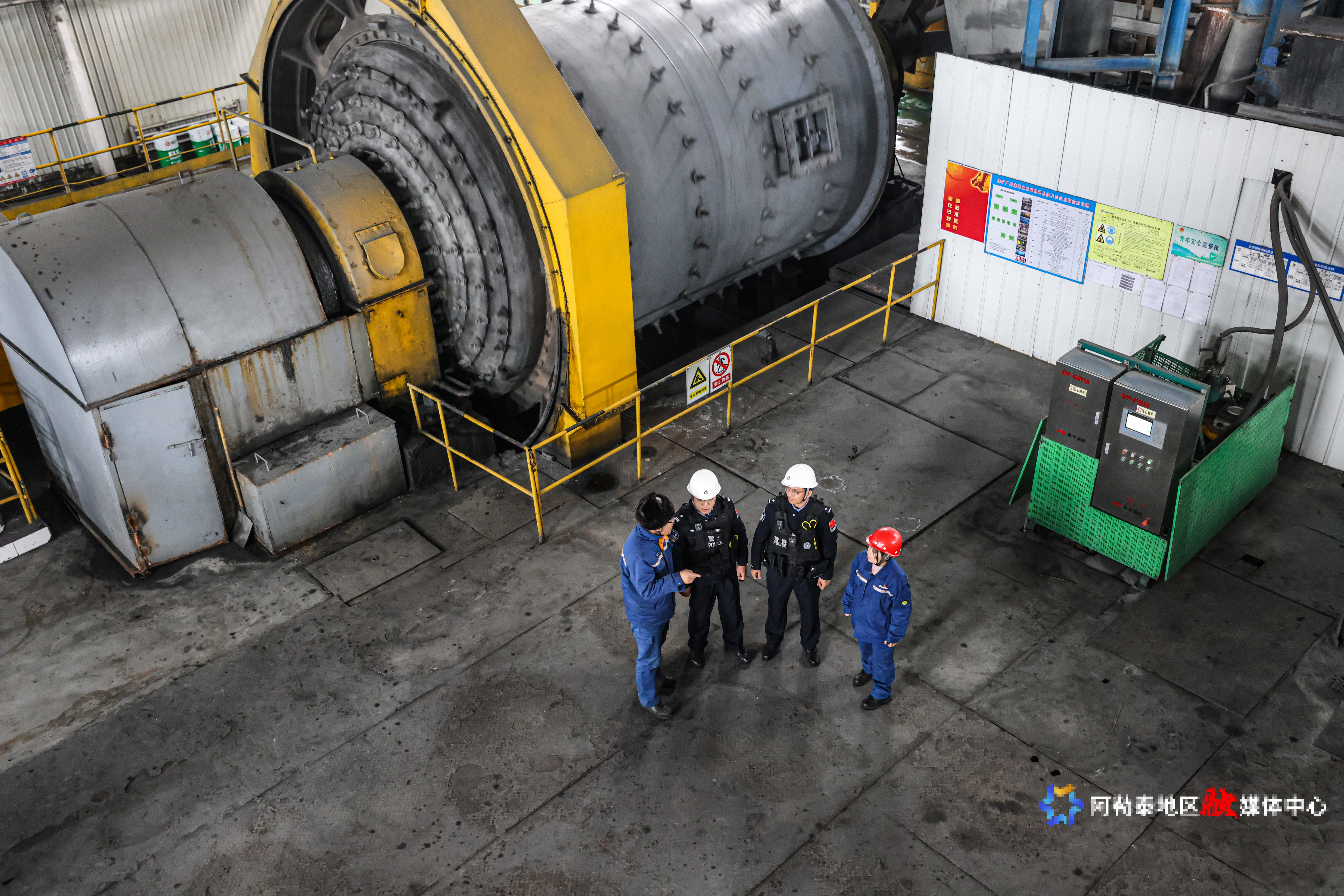2025年12月16日,民警正在检查矿区生产车间安全情况。