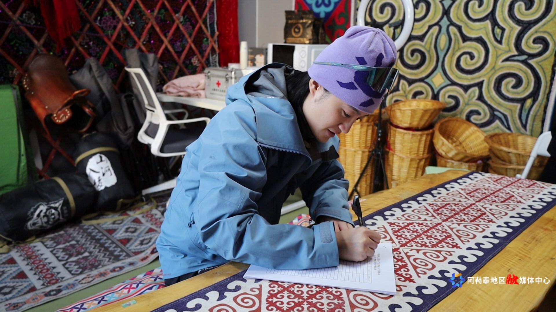 雪友在存放雪具后进行登记